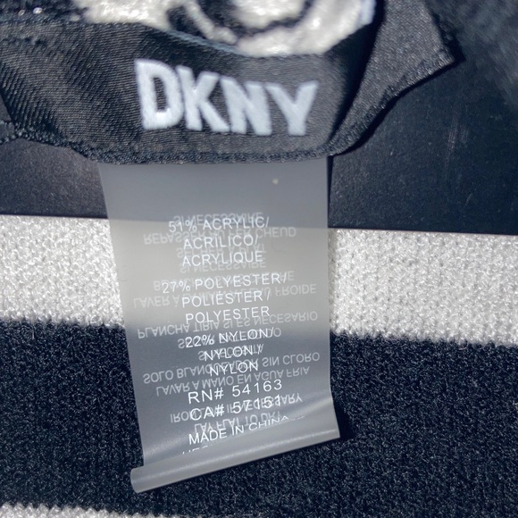 NWT ⭐️ DKNY black & white Striped winter 3 piece set w/ scarf, hat & gloves. - Picture 7 of 7